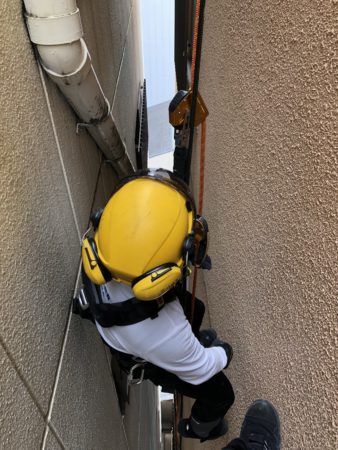 極狭ビルでロープ作業シーリング バーティカルワーク 大阪 兵庫のロープ高所作業