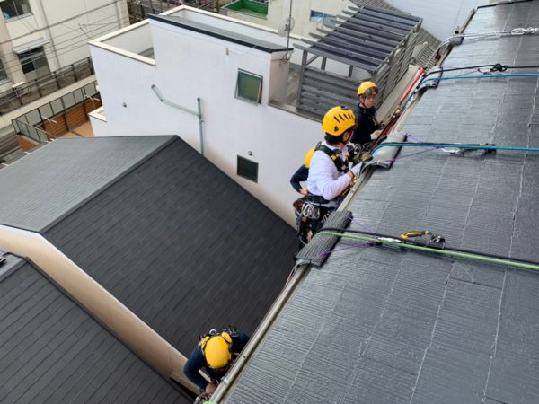 三角屋根からのロープ降下 外壁塗装│バーティカルワーク 大阪 兵庫のロープ …