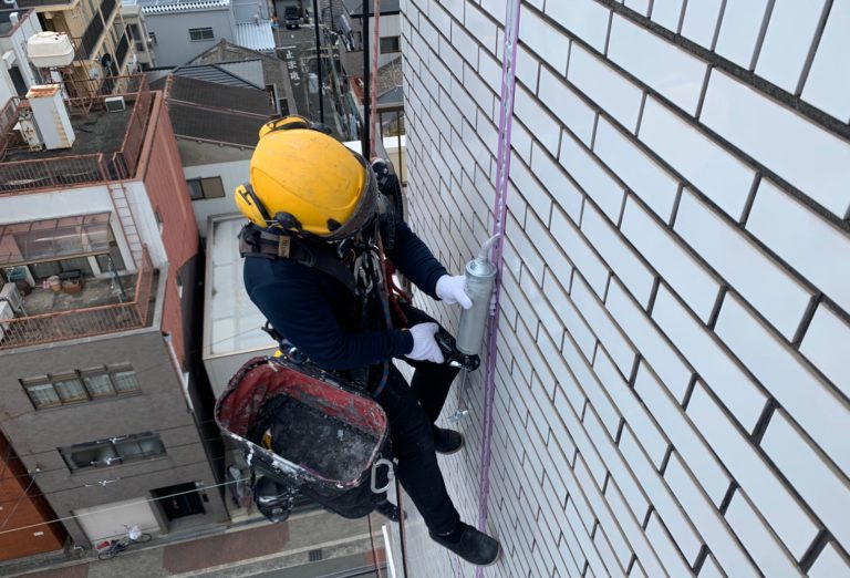 大阪市でシーリング打ち替え バーティカルワーク 大阪 兵庫のロープ高所作業